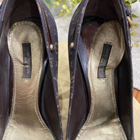 AUTHENTIC Louis Vuitton Monogram Mini Lin Women
Canvas Pumps with gold buckle. - Picture 5 of 8